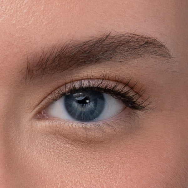 Close-up of a blue eye with natural, airy lashes showcasing a lightweight and enhanced look using Lashies™ - Airy - On The Go | Moxielash.