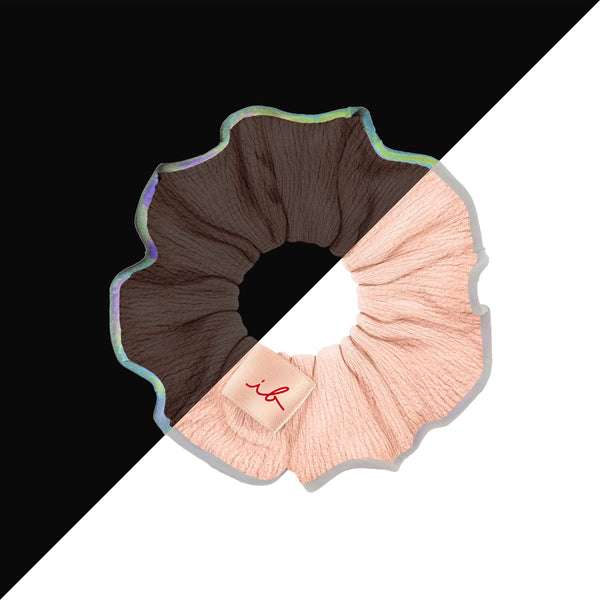 Gift Set Nothing Can Stop Me 4 pc | invisibobble featuring a two-toned scrunchie with black and light pink fabric and iridescent edges, ideal for stylish hair care and wellness.